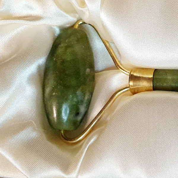 ماساژور دستی مدل Jade roller
