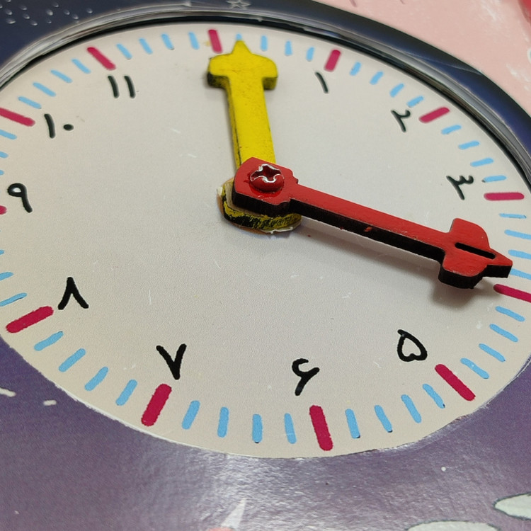 کتاب آموزشی ساعت کودک همراه با ساعت فیزیکی متحرک و عقربههای چوبی