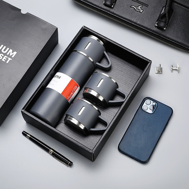 فلاسک مدل VACUUM FLASK SET گنجایش 0.5 لیتر به همراه لیوان سفری مجموعه 3 عددی